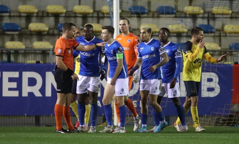 Union loopt opnieuw uit op Club Brugge na dolle slotfase tegen Genk: Vanzeir zorgt met discutabele penalty in 100ste minuut voor winst