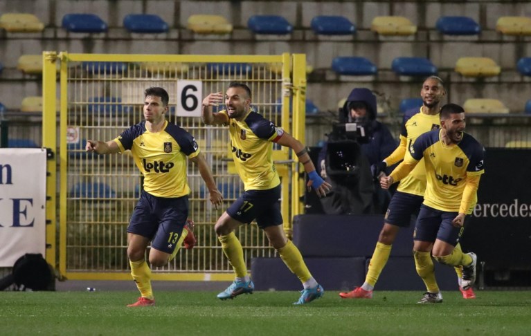 Union loopt opnieuw uit op Club Brugge na dolle slotfase tegen Genk: Vanzeir zorgt met discutabele penalty in 100ste minuut voor winst