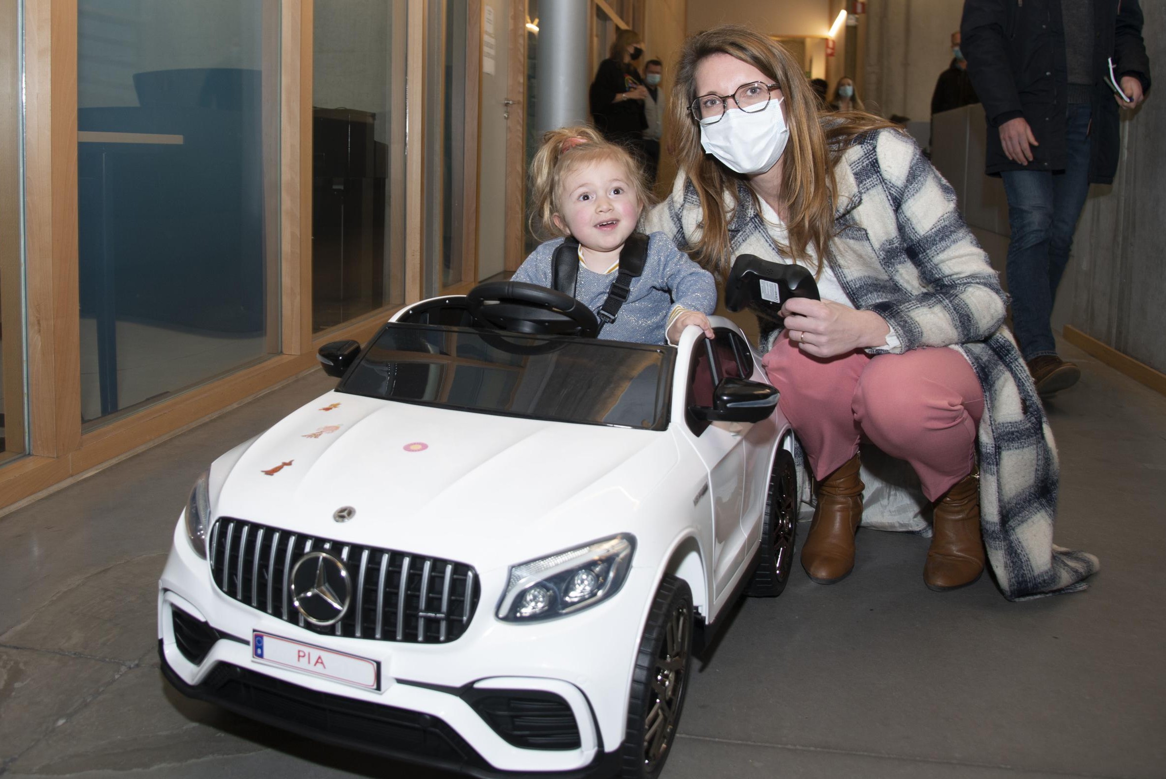 ‘Baby’ Pia now cruises in a chic, custom-made Mercedes: “She is doing well, but has little strength in her lower legs” (Wilrijk)