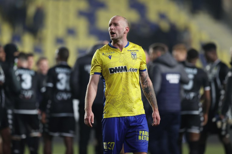 Tumult op Stayen: Verdediger Pius spuwt richting woedende STVV-fans na nederlaag