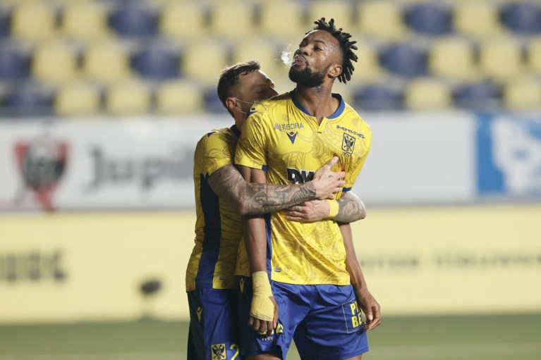 Tumult op Stayen: Verdediger Pius spuwt richting woedende STVV-fans na nederlaag