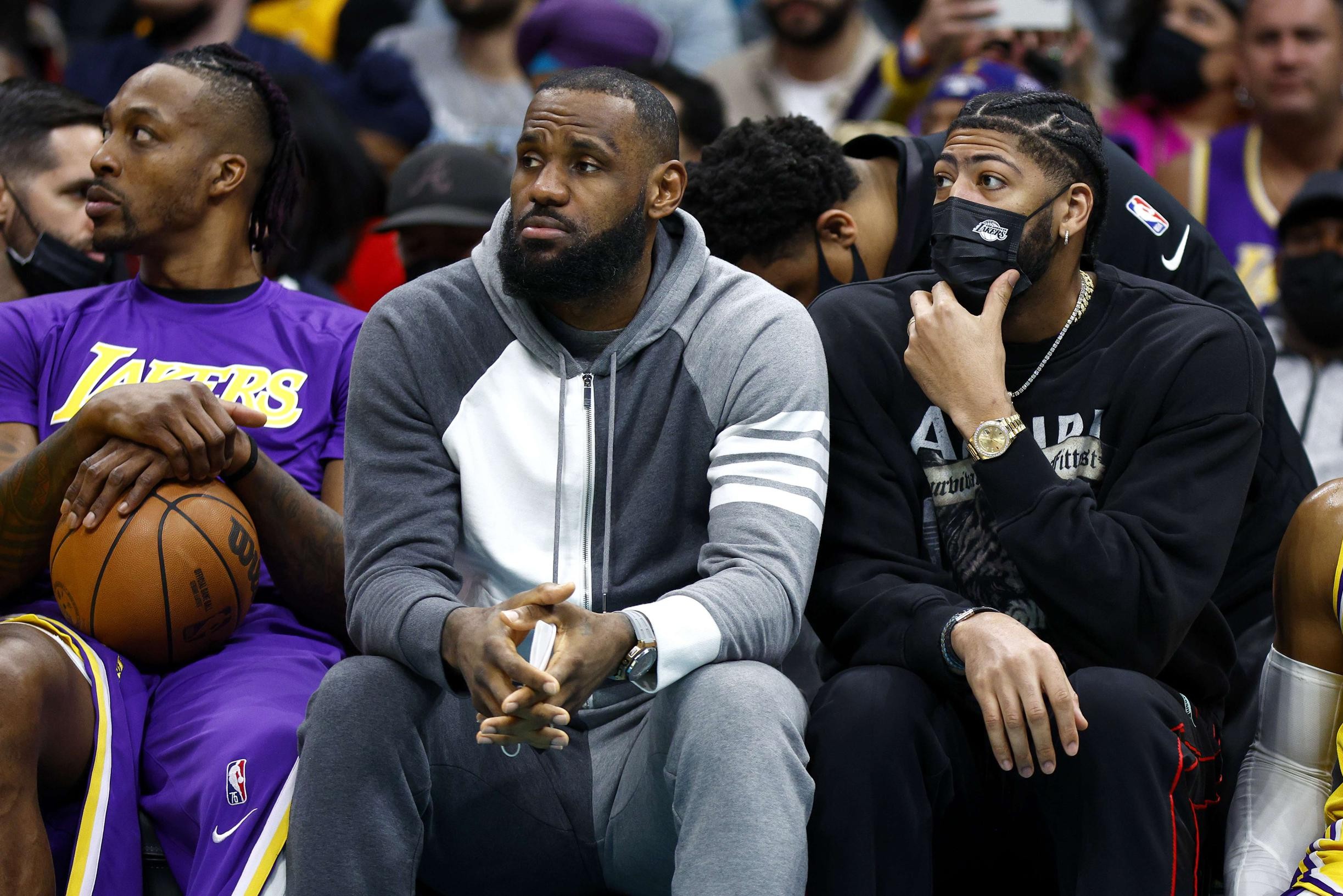 LeBron James (Lakers) wordt behandeld voor knieblessure en is tot nader order out