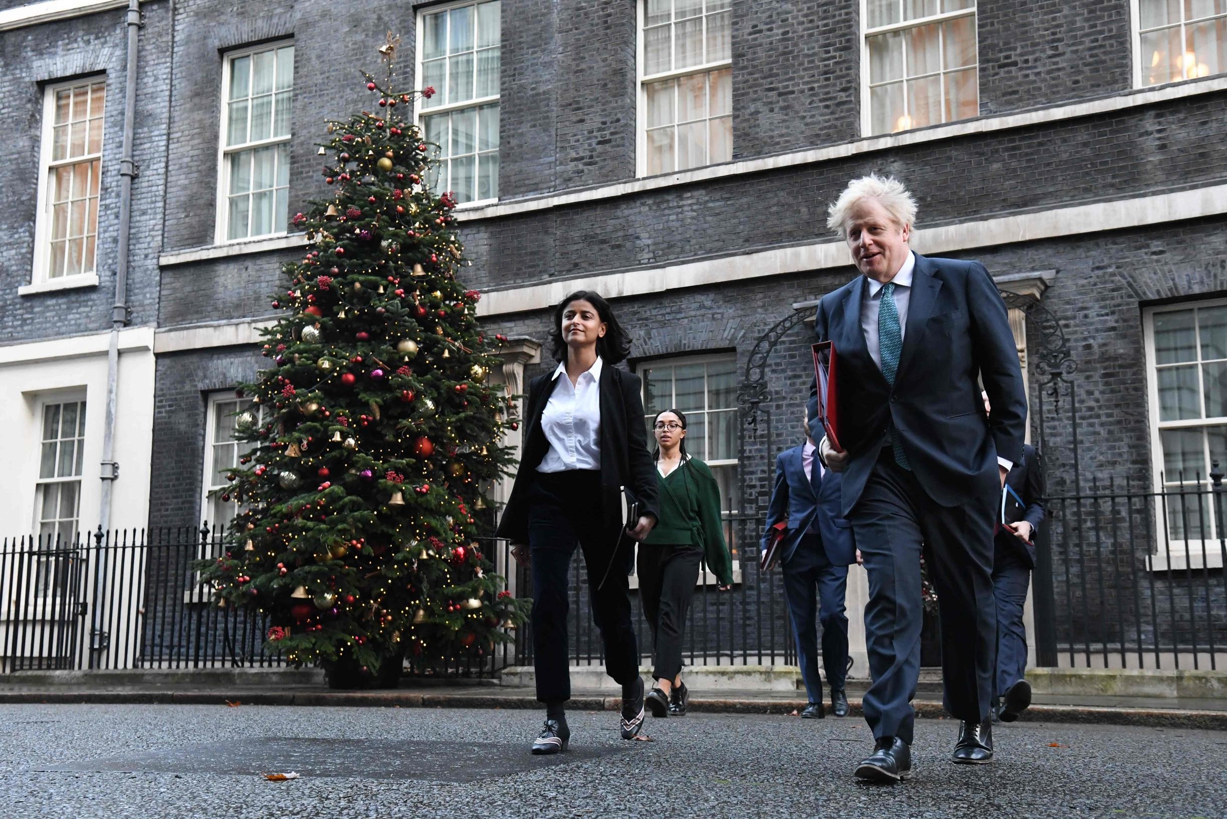 Nieuwe tegenslag voor Britse premier Johnson: twee naaste medewerkers stappen op