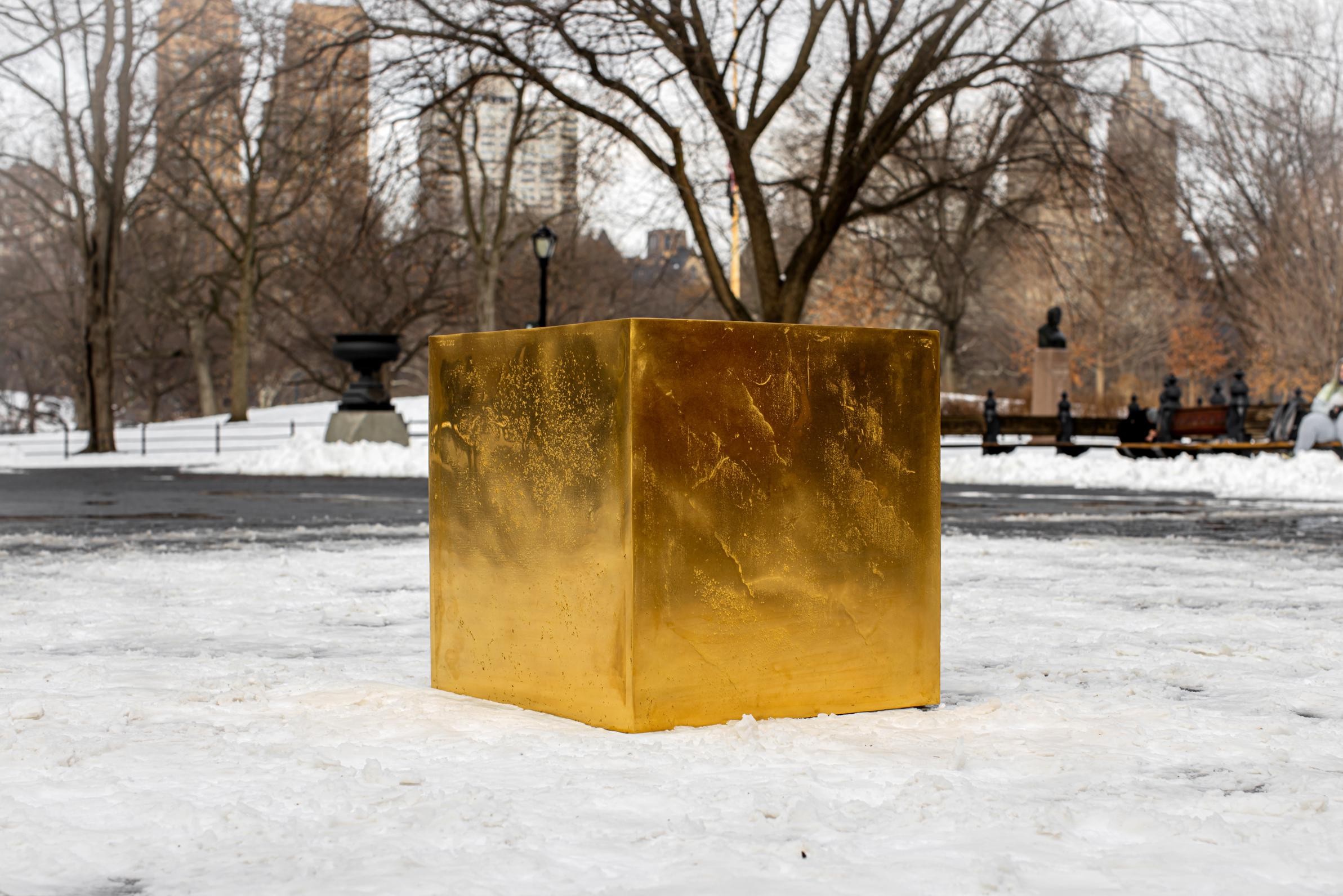 And suddenly there is a cube of pure gold worth 10 million euros in the middle of Central Park in New York