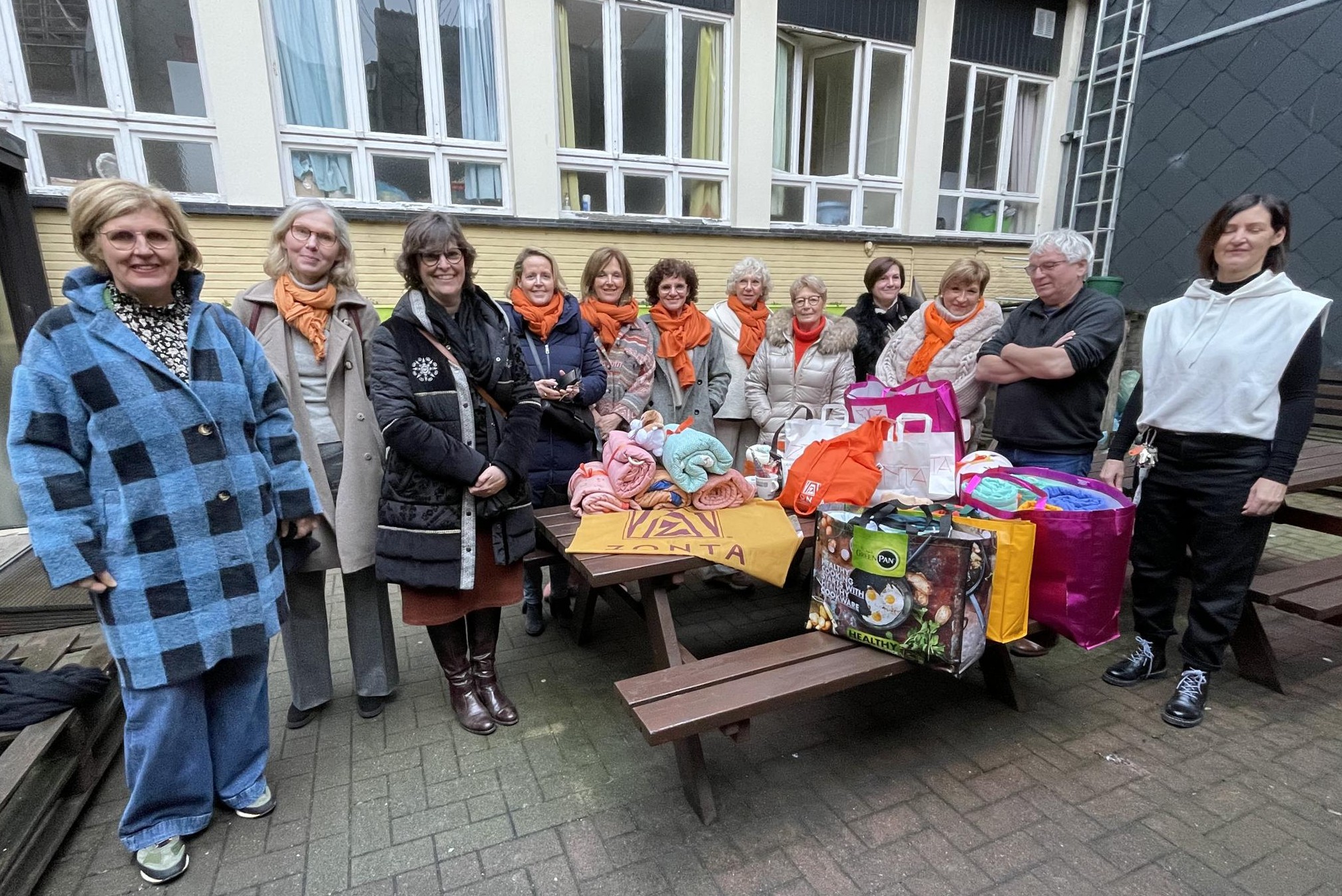 Zonta-clubs Delen Troost- En Verwenpakketten Uit Aan Vrouwen En ...