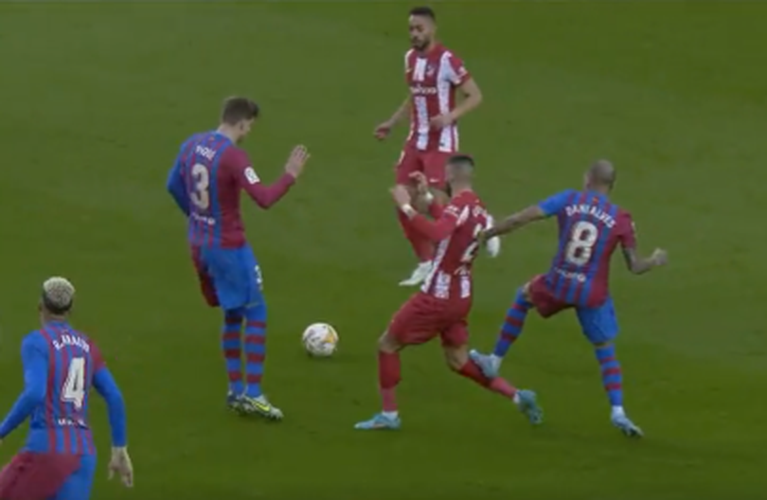 Yannick Carrasco scoort en kondigt heuglijk nieuws aan met viering, maar verliest met Atlético Madrid wel spectaculaire topper tegen Barcelona