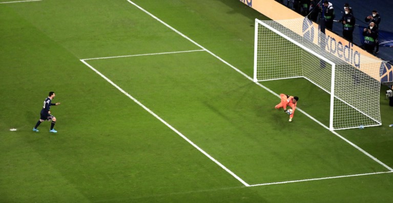 Fenomenale Thibaut Courtois stopt strafschop van Messi, maar wordt in 94ste minuut toch geklopt door Mbappé