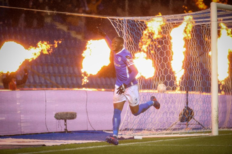 Genk klopt overtuigend tien man van KV Mechelen en trekt met 6 op 6 naar Anderlecht