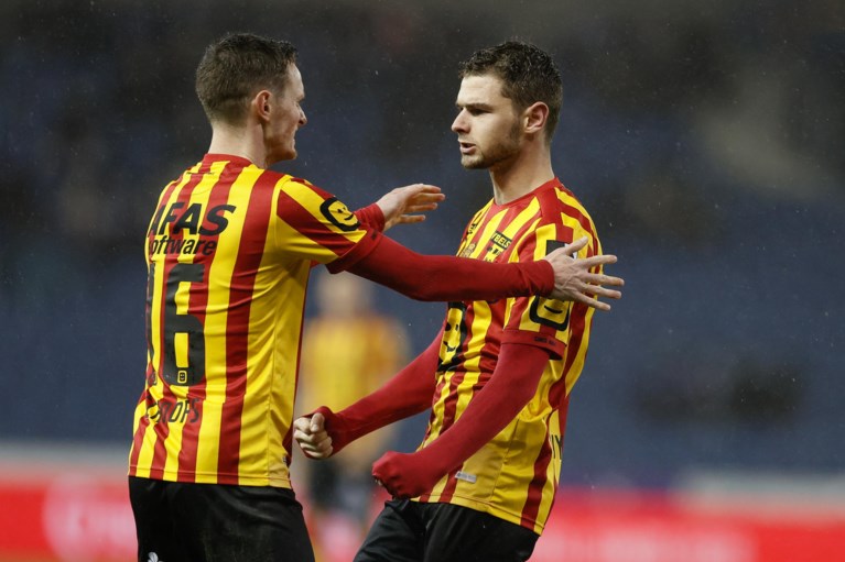 Genk klopt overtuigend tien man van KV Mechelen en trekt met 6 op 6 naar Anderlecht