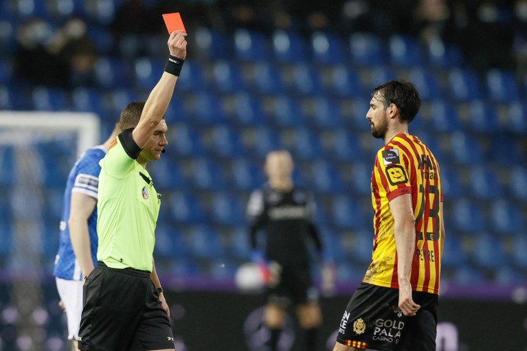 Genk klopt overtuigend tien man van KV Mechelen en trekt met 6 op 6 naar Anderlecht