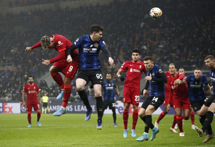 Inter steelt de harten, maar Liverpool staat met één been in kwartfinales na lesje in efficiëntie