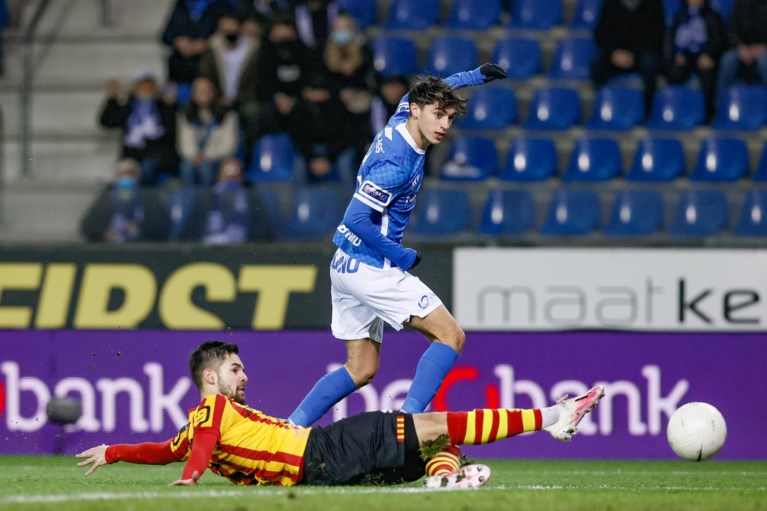 Genk klopt overtuigend tien man van KV Mechelen en trekt met 6 op 6 naar Anderlecht