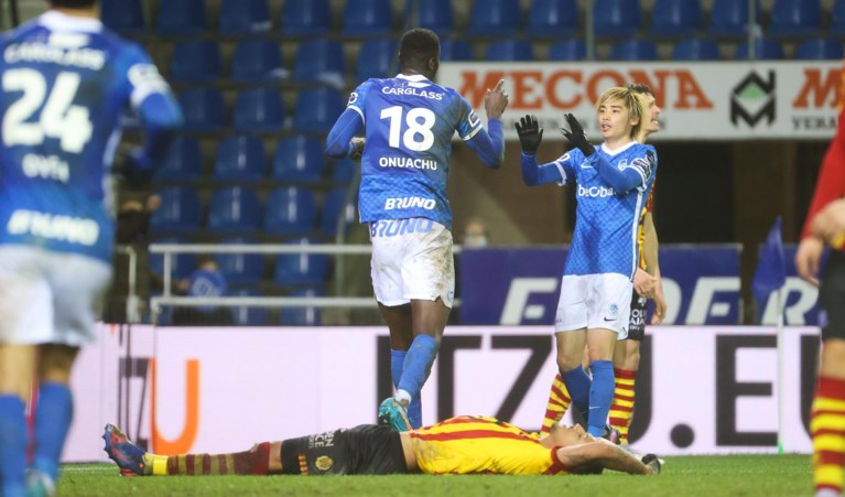 Genk klopt overtuigend tien man van KV Mechelen en trekt met 6 op 6 naar Anderlecht 