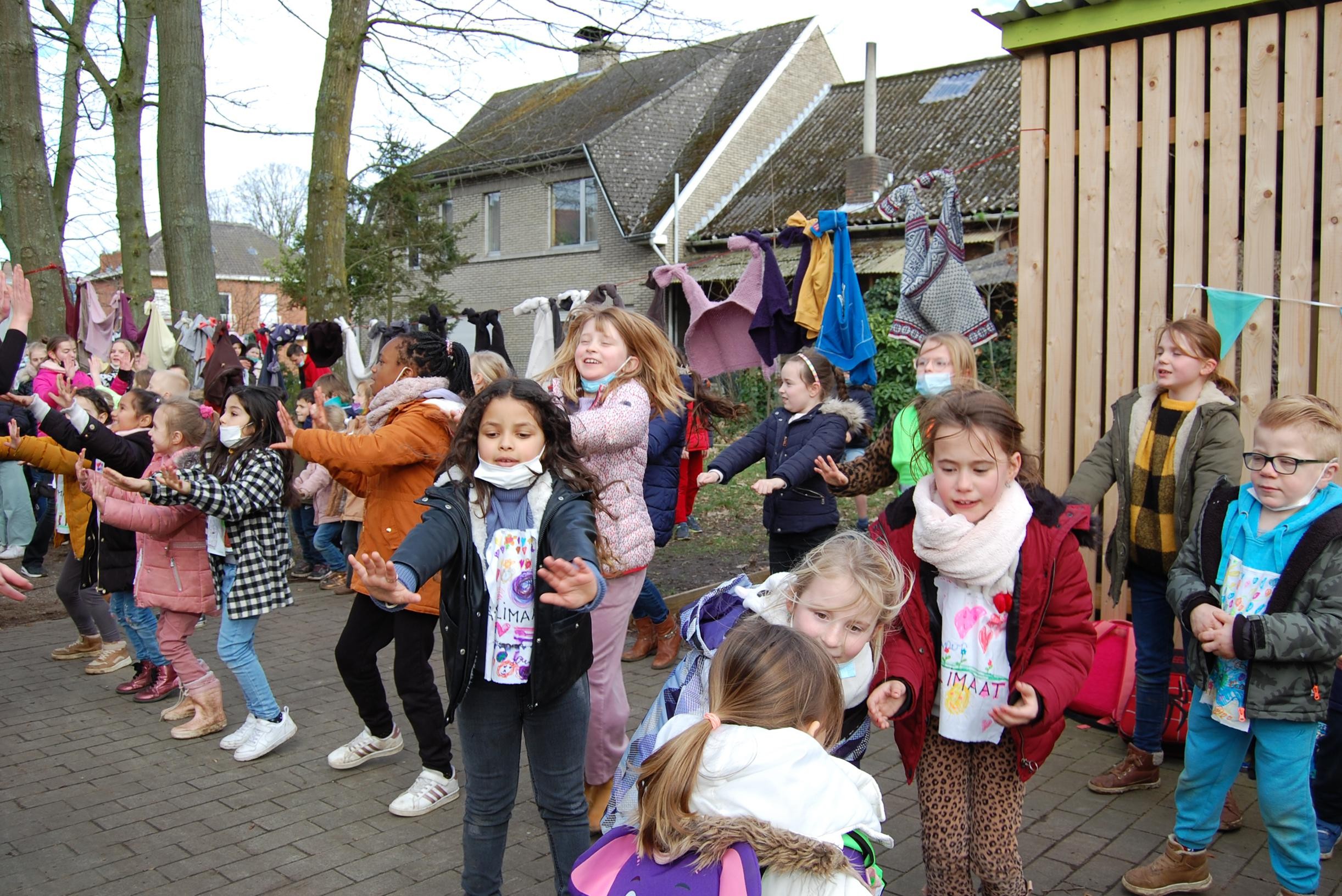 Deze school hangt Dikke Truien(dag) op aan de waslijn én aan het goede