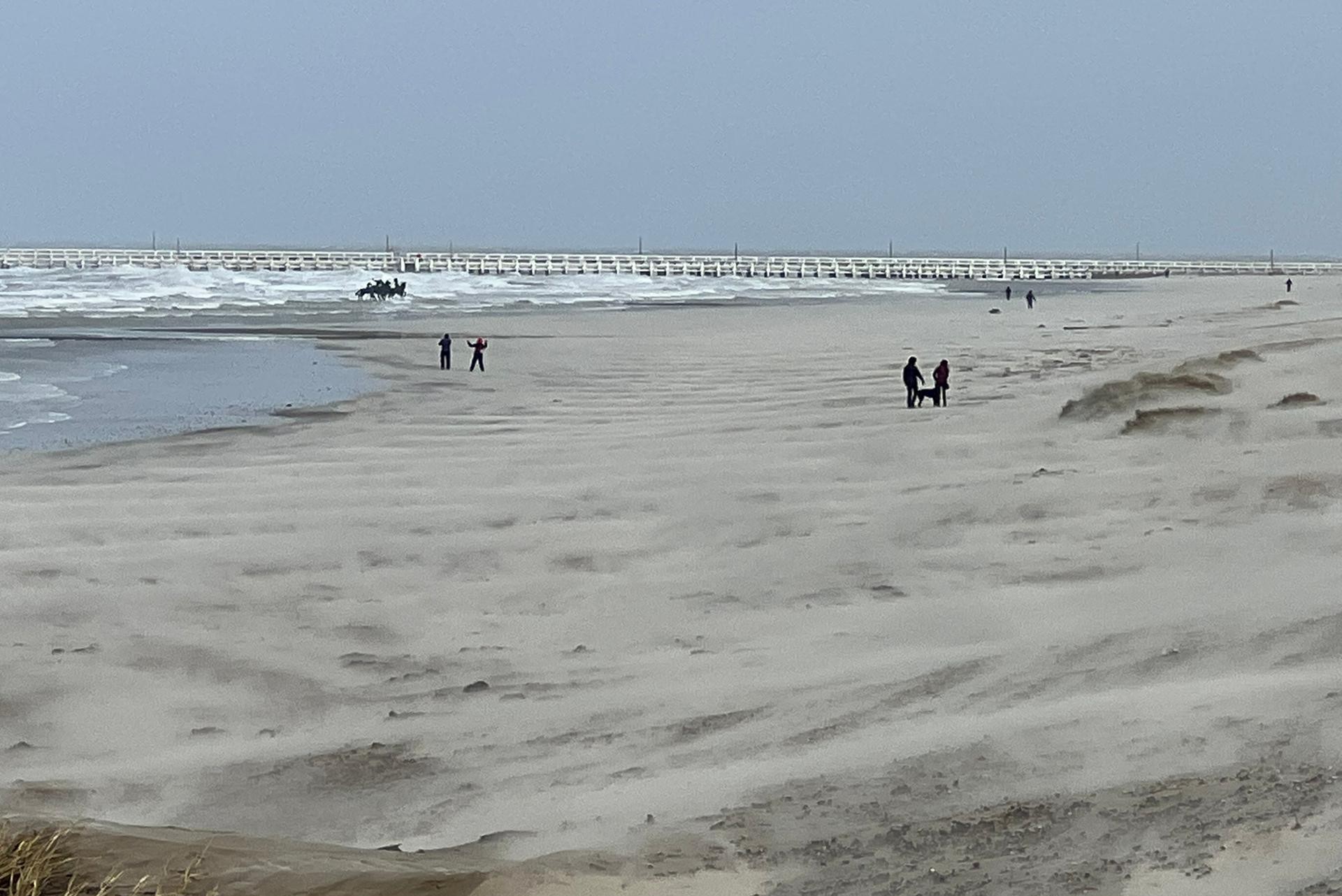 Ondanks Waarschuwingen: Verschillende Wandelaars Trotseren Storm Eunice Aan Kust | Het Nieuwsblad Mobile