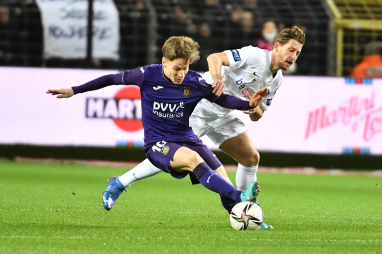Anderlecht wint met 2-0 van tienkoppig Genk, dat nu helemaal lijkt uitgeteld voor Champions’ play-offs