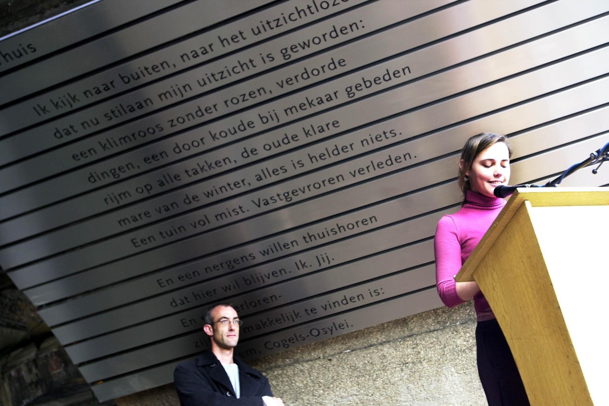 Nieuw gedicht ter ere van Herman de Coninck op komst aan spoorwegbrug