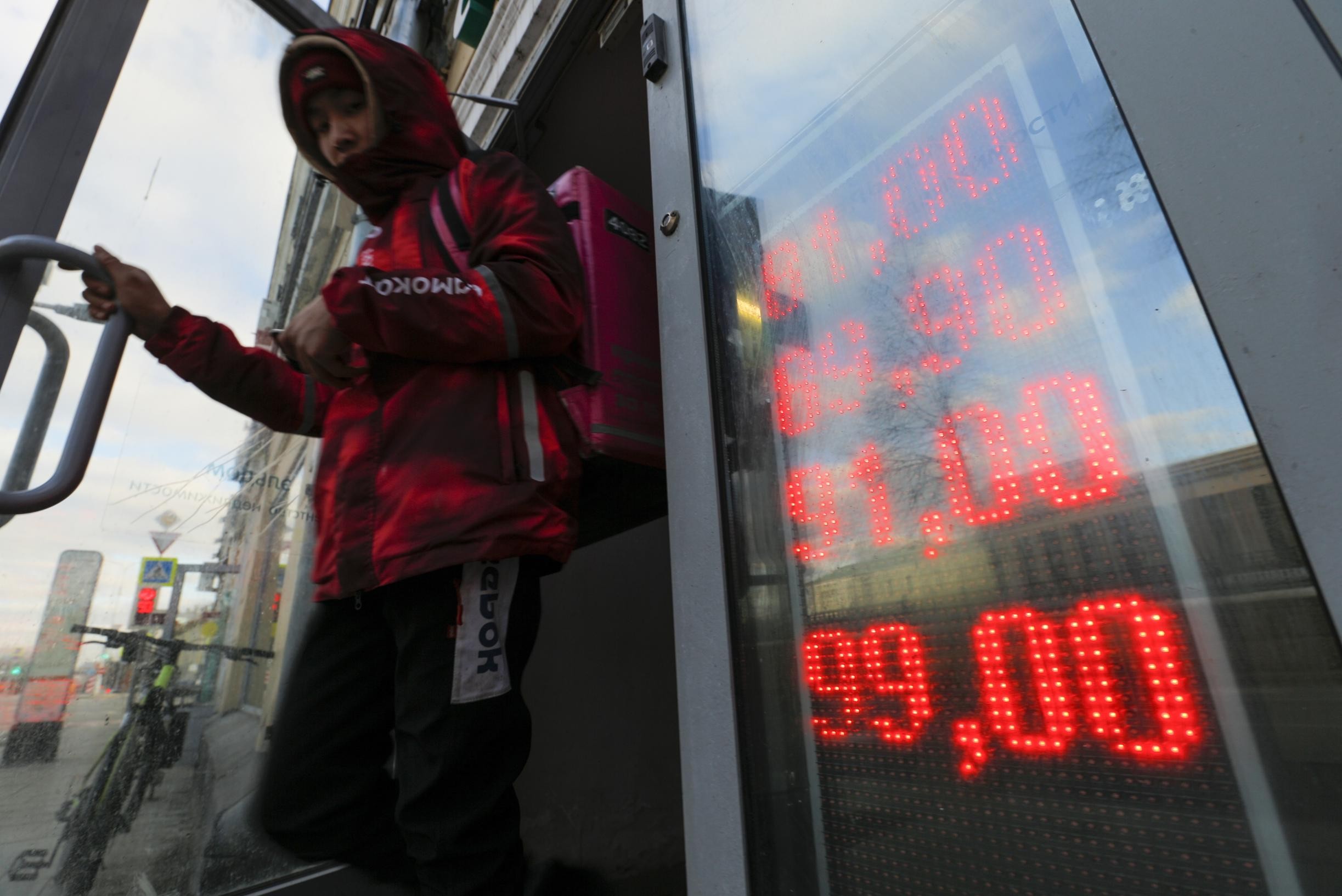 Ruble in free fall, oil prices rise