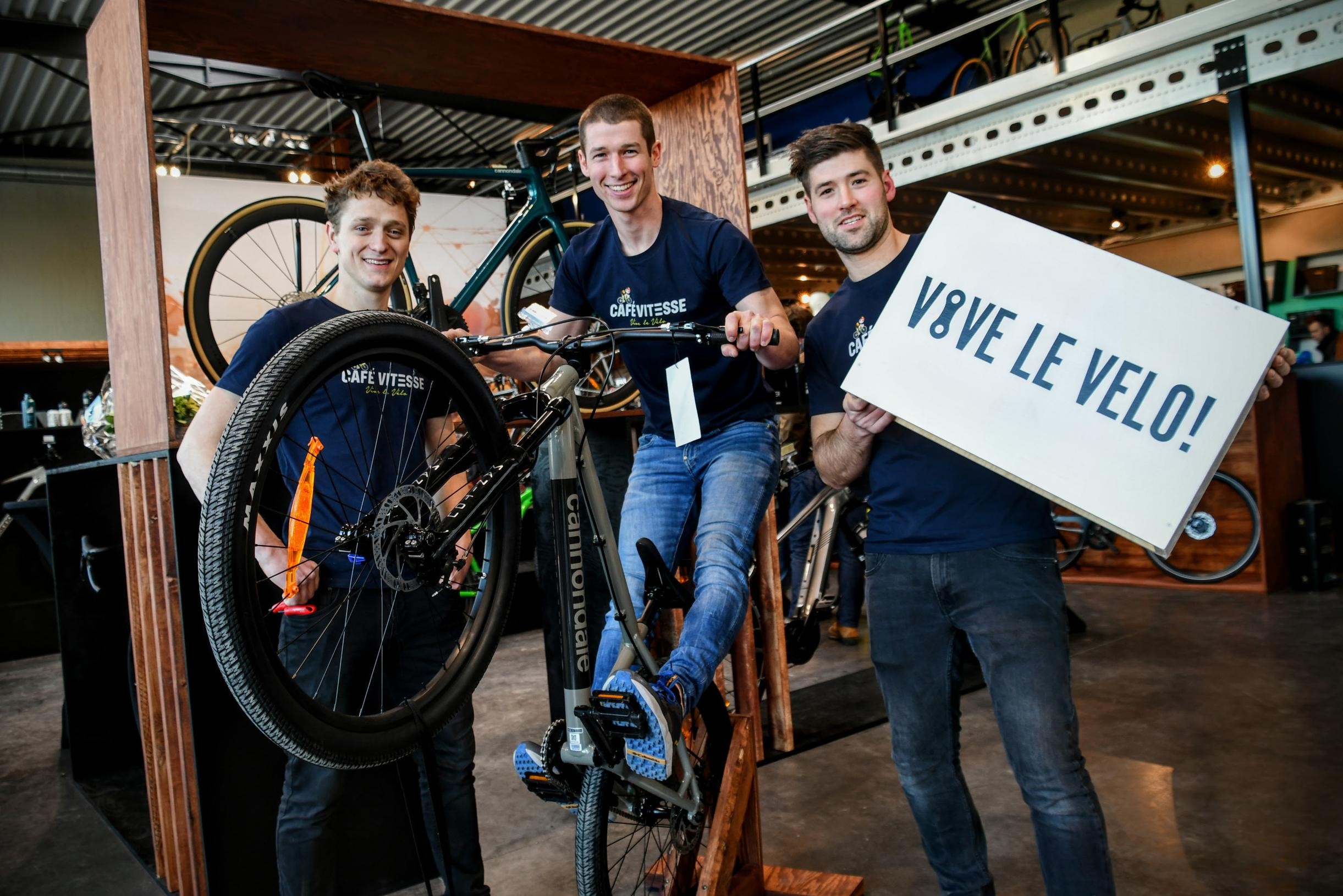 Opa Pol richtte ooit legendarische wielerploeg op, zijn kleinzonen openen  nu “fietswinkel van de toekomst” waar Club Brugge-icoon geregeld te spotten  zal zijn (Zedelgem) | Het Nieuwsblad Mobile