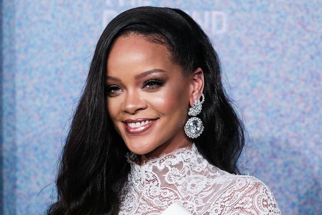 Rihanna shows naked baby belly in sexy outfit during Dior show