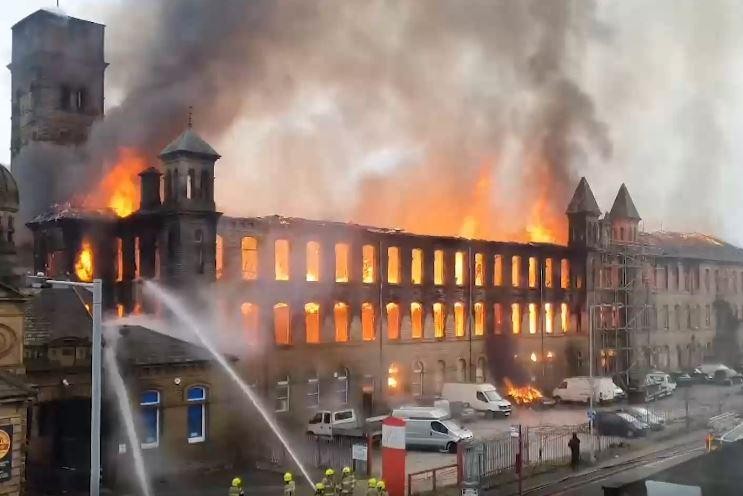 Heavy fire in old English factory: more than 100 firefighters on site