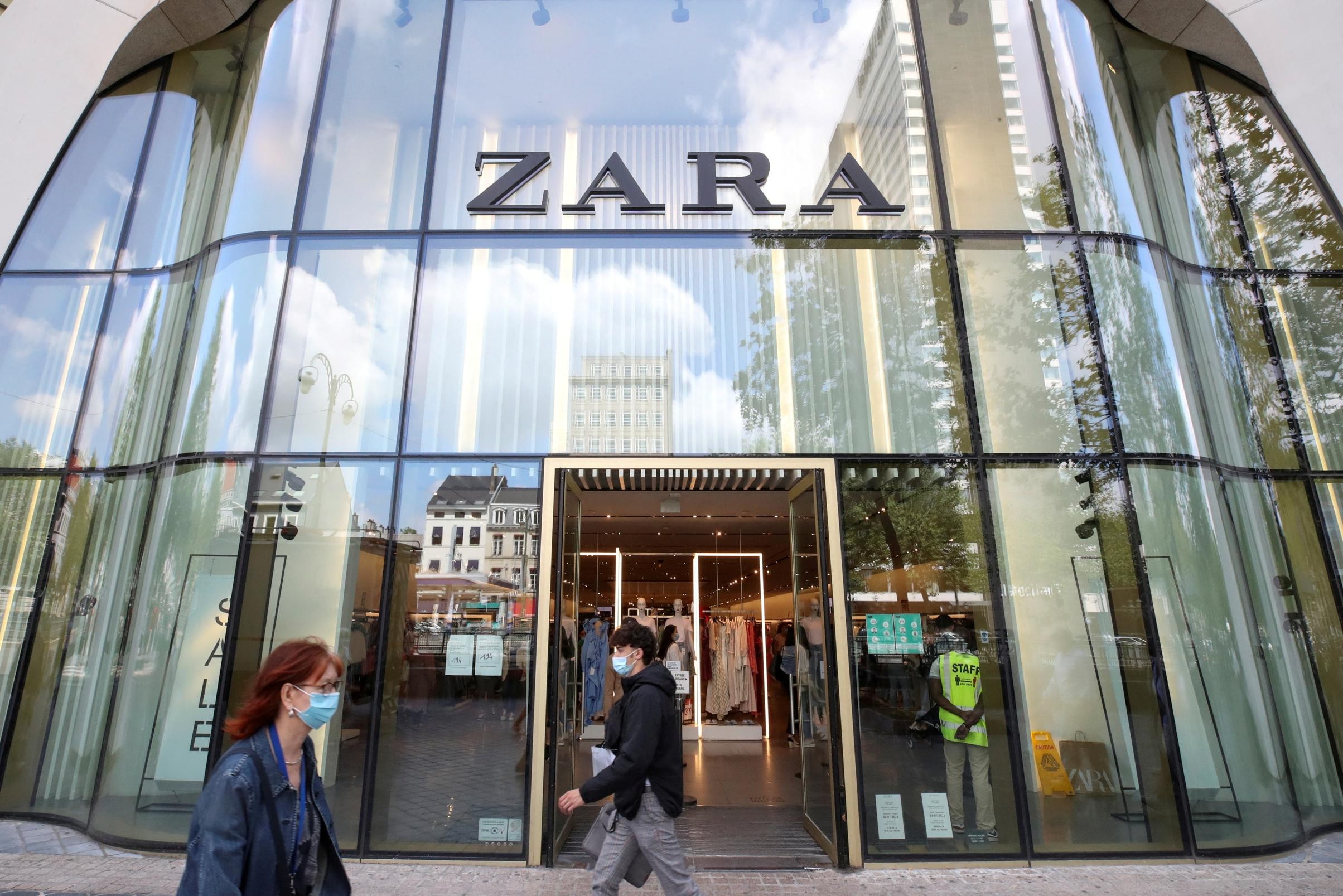 Dai videogiochi agli orologi di lusso, Zara è l’ultima di una lunga lista di multinazionali a ritirarsi dalla Russia