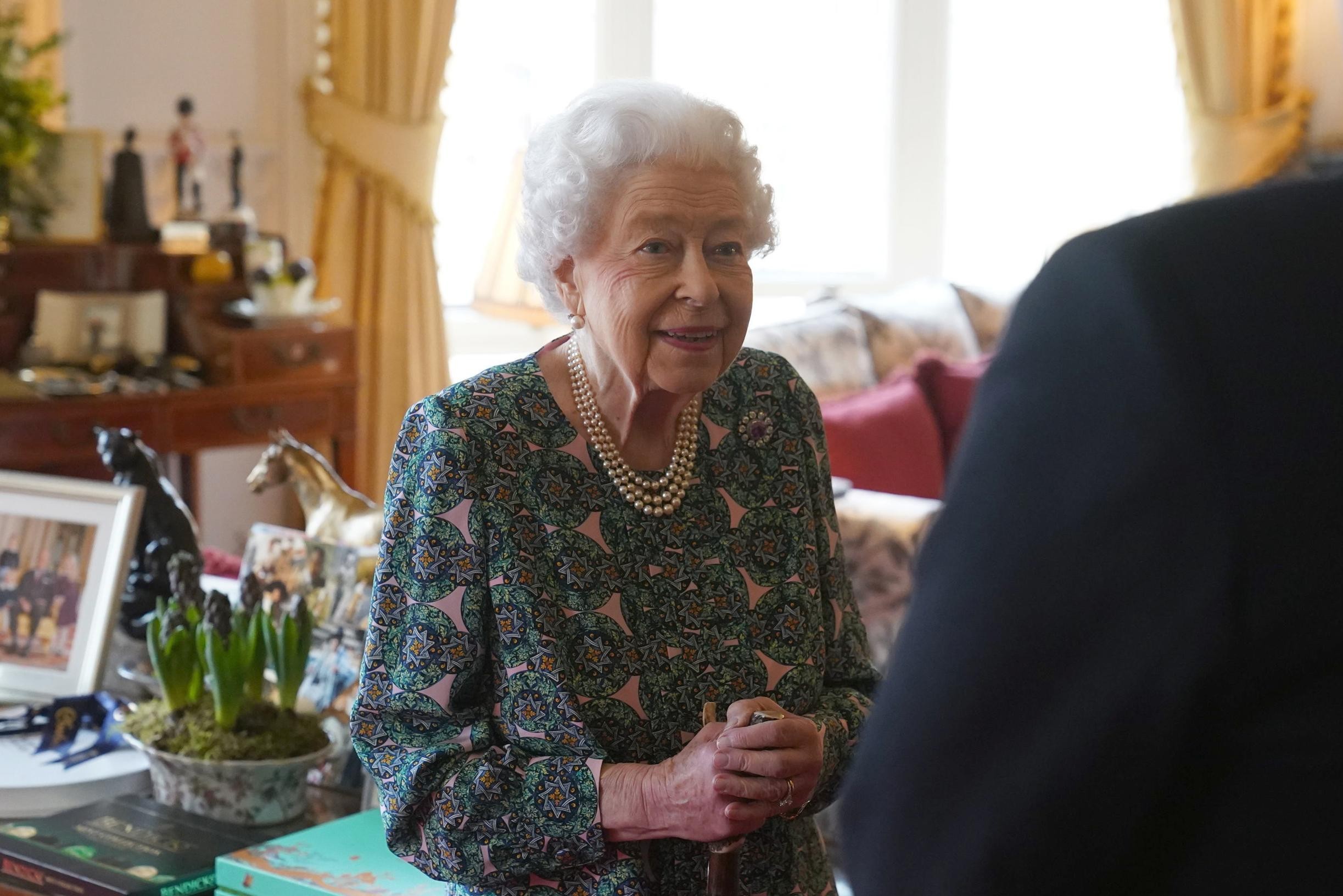 British Queen says goodbye to Buckingham Palace and moves permanently to Windsor Castle