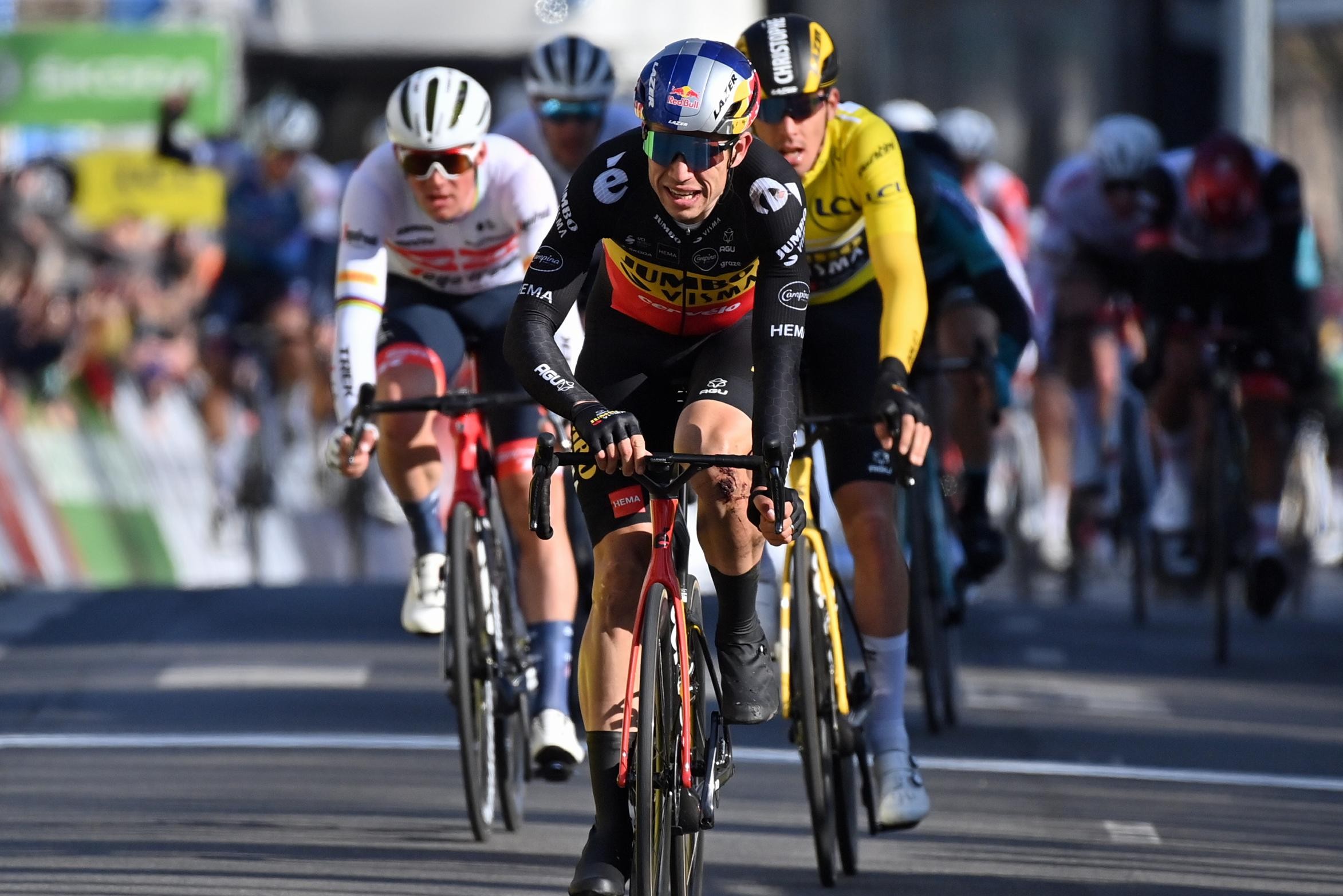 Wout van Aert after crash and sprint defeat in Paris-Nice: “My knee looks worse than expected, but the best won today”