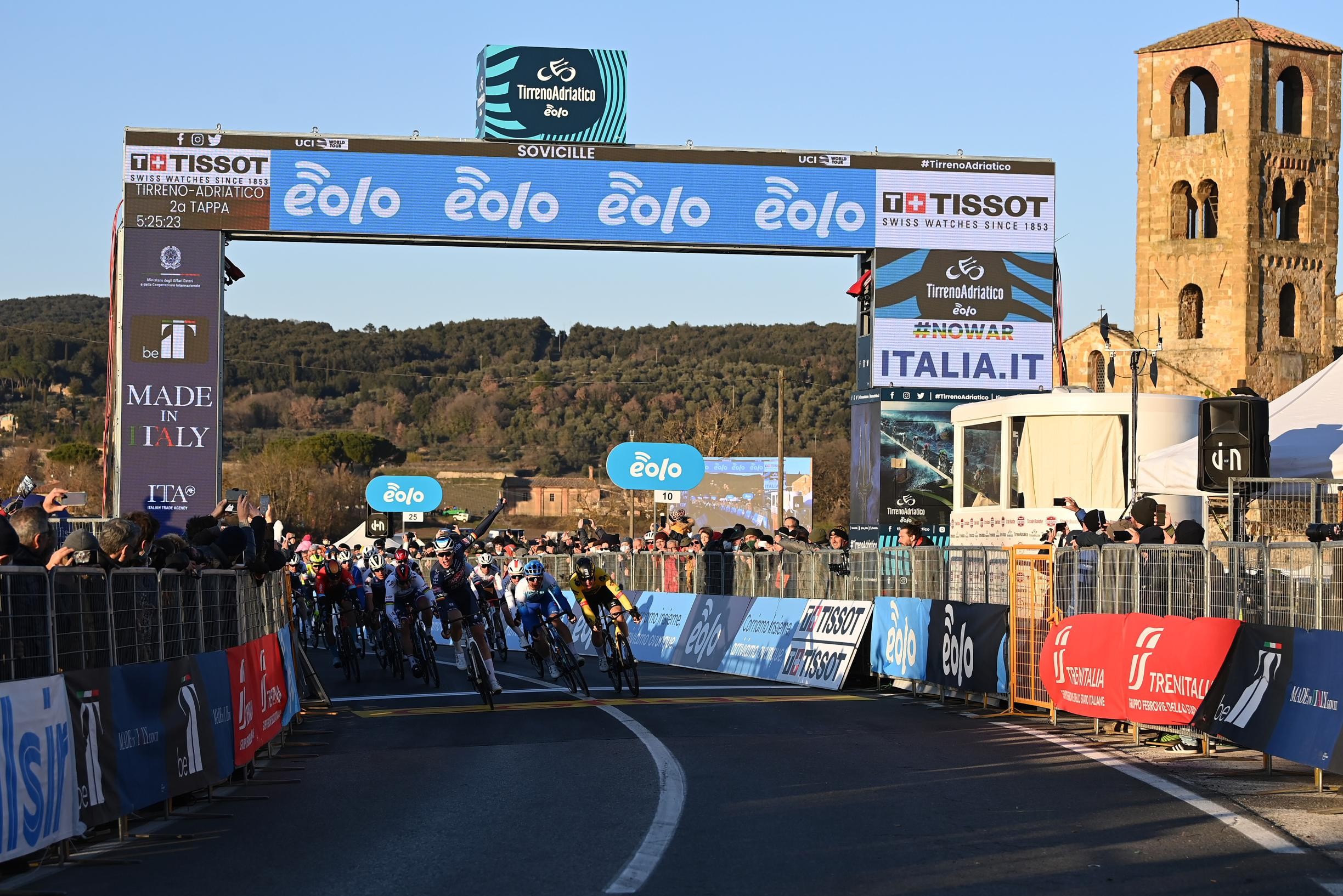 UITSLAG ETAPPE 2 TIRRENOADRIATICO 2022. Tim Merlier sprint met vingers