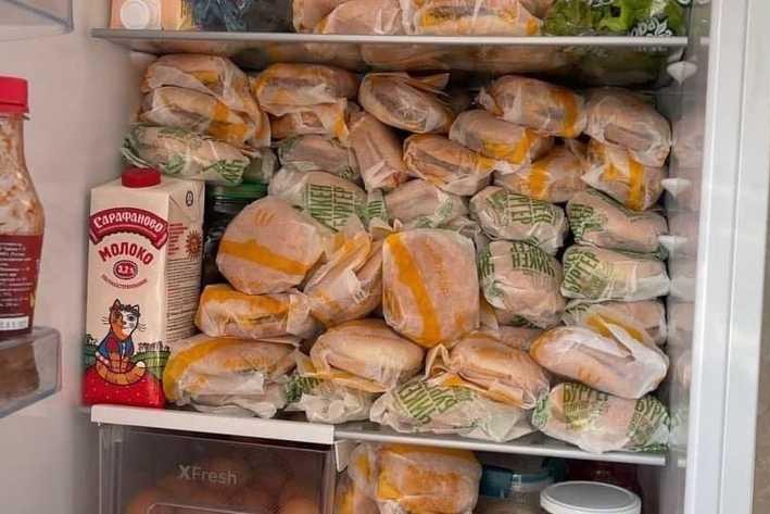Россияне заполняют свои холодильники гамбургерами и продают Биг Мак по 200 евро