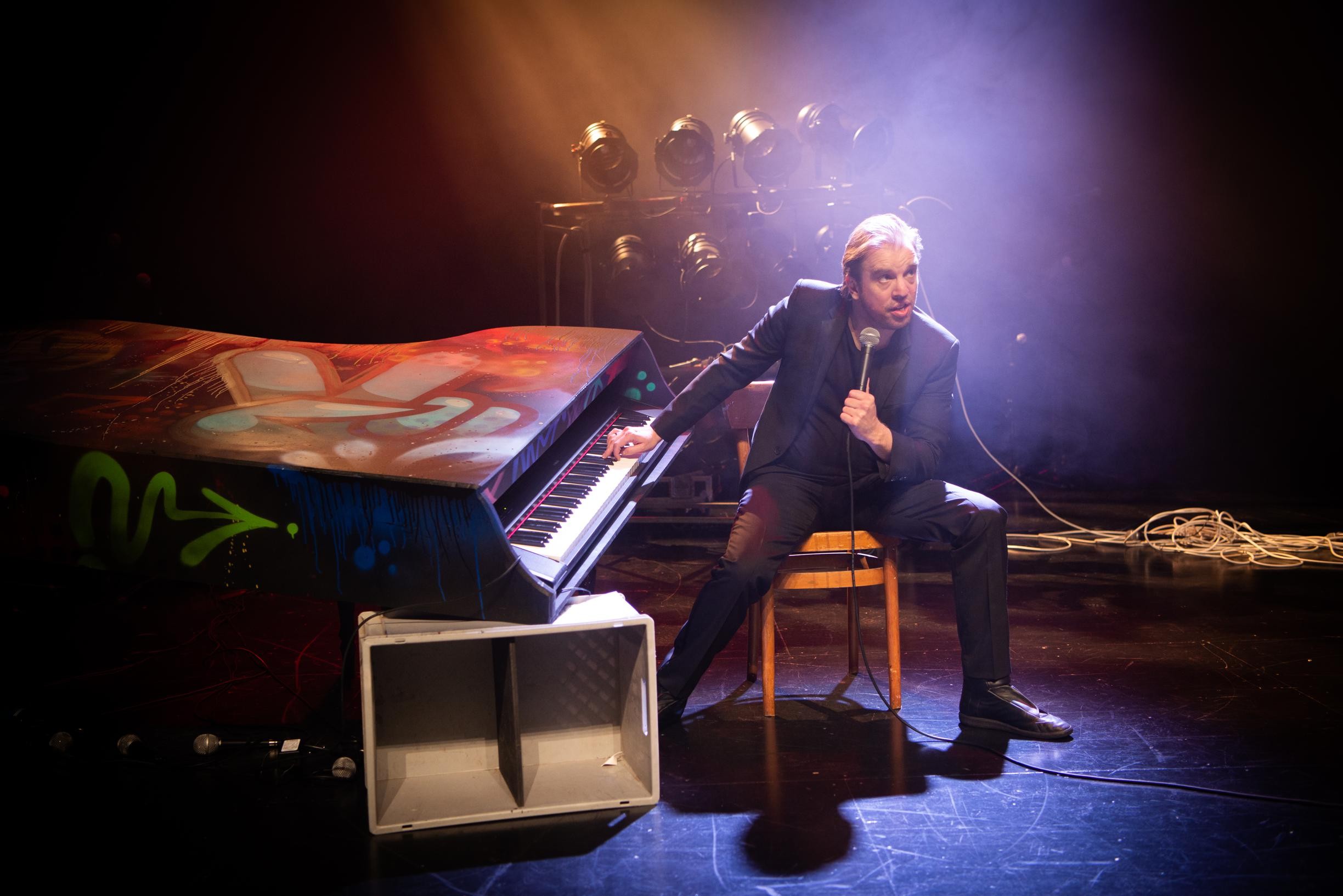 RECENSIE. ‘Troisième’ van Jan-Jaap Van der Wal: Comedy-brein op