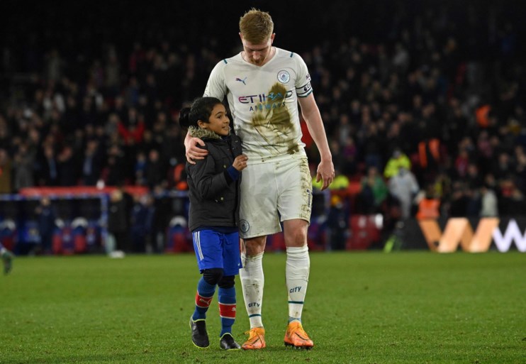 Man City morst met de punten in titelstrijd, Kevin De Bruyne treft de paal (en zorgt achteraf voor vertederend moment)