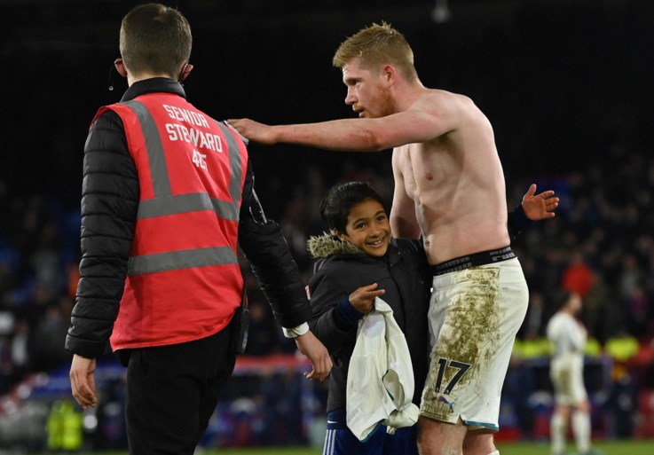 Man City morst met de punten in titelstrijd, Kevin De Bruyne treft de paal (en zorgt achteraf voor vertederend moment)