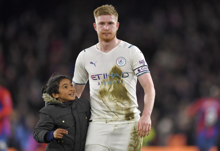 Man City morst met de punten in titelstrijd, Kevin De Bruyne treft de paal (en zorgt achteraf voor vertederend moment)