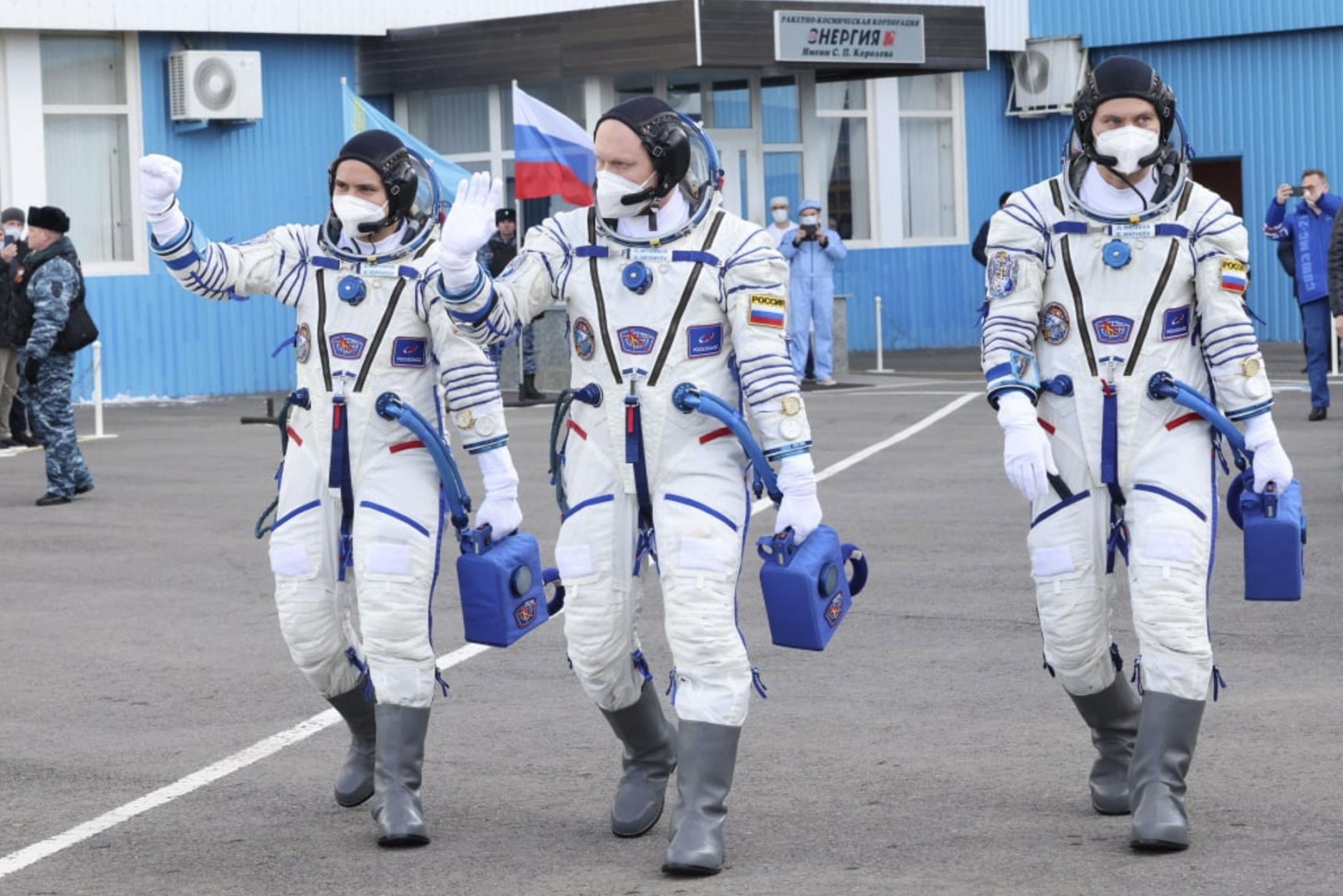 Tre astronauti arrivano alla Stazione Spaziale Internazionale