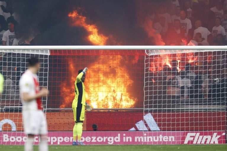 Ajax knokt zich naar zege tegen Feyenoord, Antony van held naar antiheld