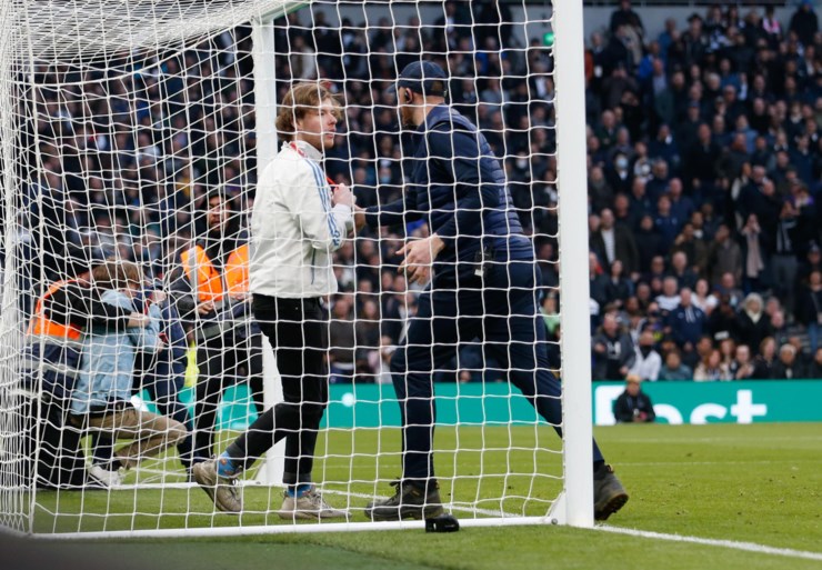 Toeschouwers proberen zich voor derde keer in vijf dagen aan doelpalen vast te ketenen in Premier League, Tottenham wint belangrijke partij