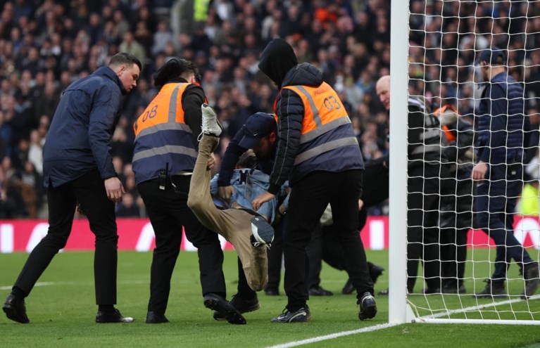 Toeschouwers proberen zich voor derde keer in vijf dagen aan doelpalen vast te ketenen in Premier League, Tottenham wint belangrijke partij