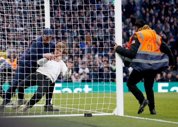 Toeschouwers proberen zich voor derde keer in vijf dagen aan doelpalen vast te ketenen in Premier League, Tottenham wint belangrijke partij