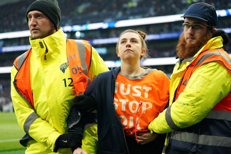 Toeschouwers proberen zich voor derde keer in vijf dagen aan doelpalen vast te ketenen in Premier League, Tottenham wint belangrijke partij