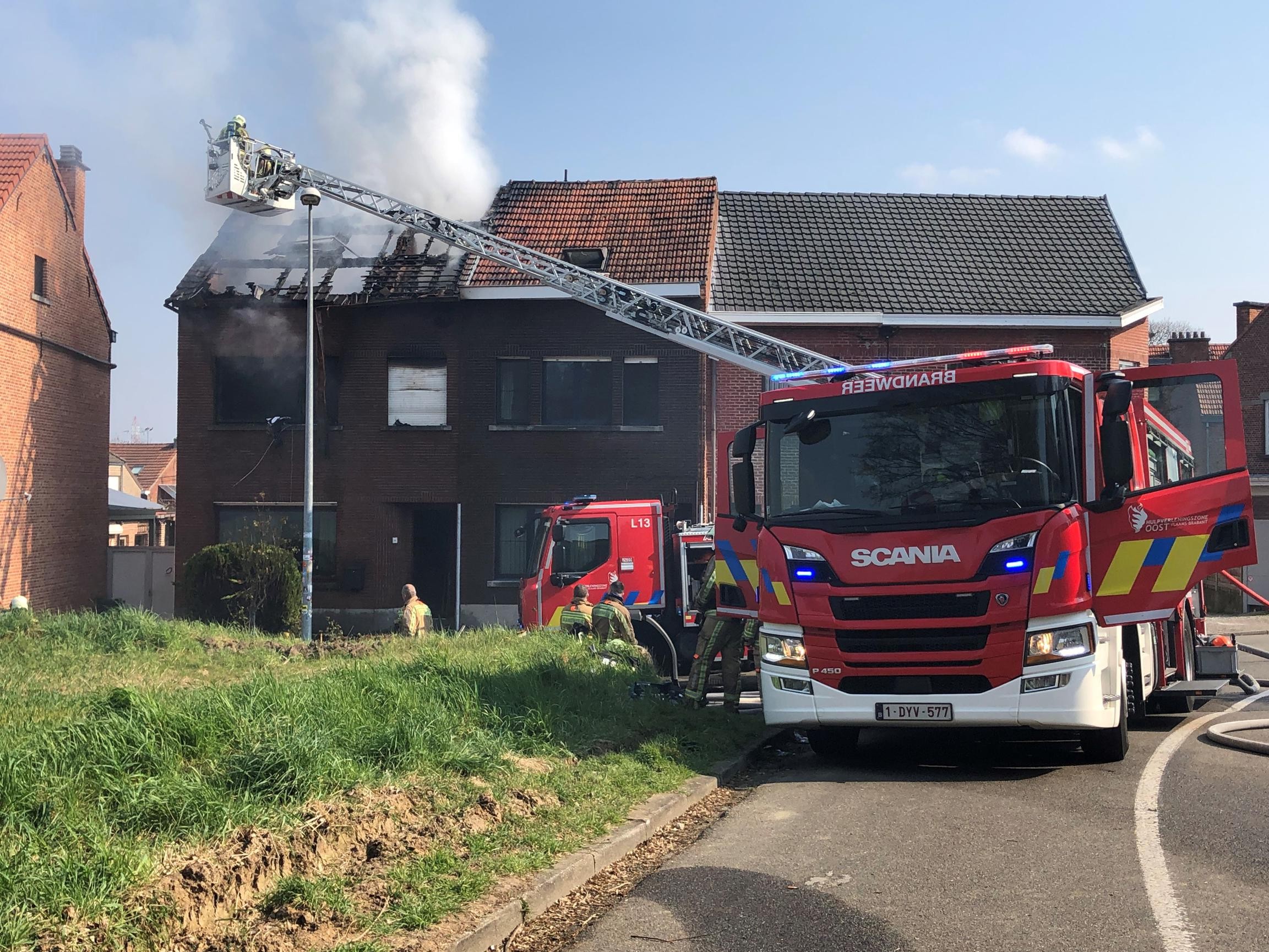 Oneerlijk Vleien gracht Buren en politie helpen gewonde bewoners ontsnappen aan uitslaande  woningbrand: “Ik ben op mijn pantoffels naar buiten gelopen” (Leuven) | Het  Nieuwsblad Mobile