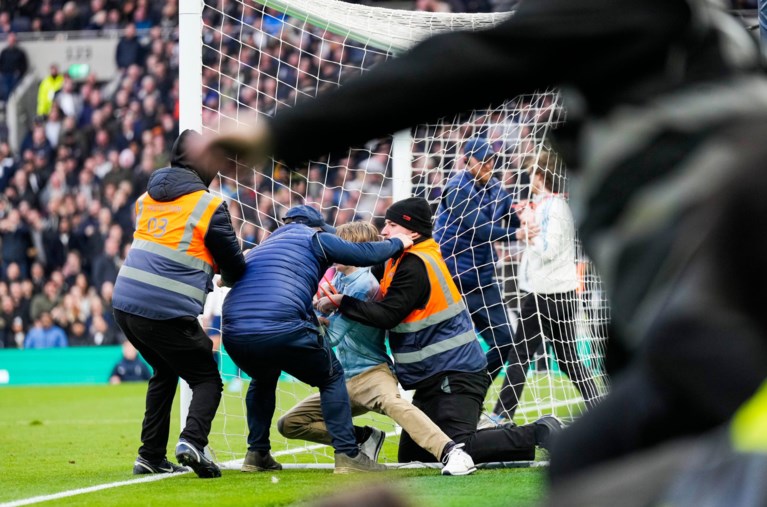 Toeschouwers proberen zich voor derde keer in vijf dagen aan doelpalen vast te ketenen in Premier League, Tottenham wint belangrijke partij