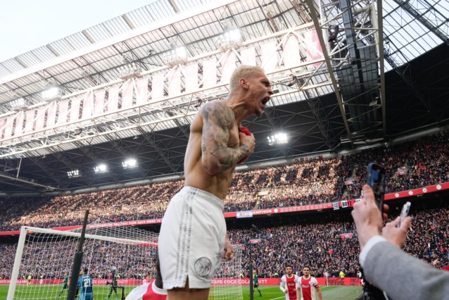 Ajax knokt zich naar zege tegen Feyenoord, Antony van held naar antiheld