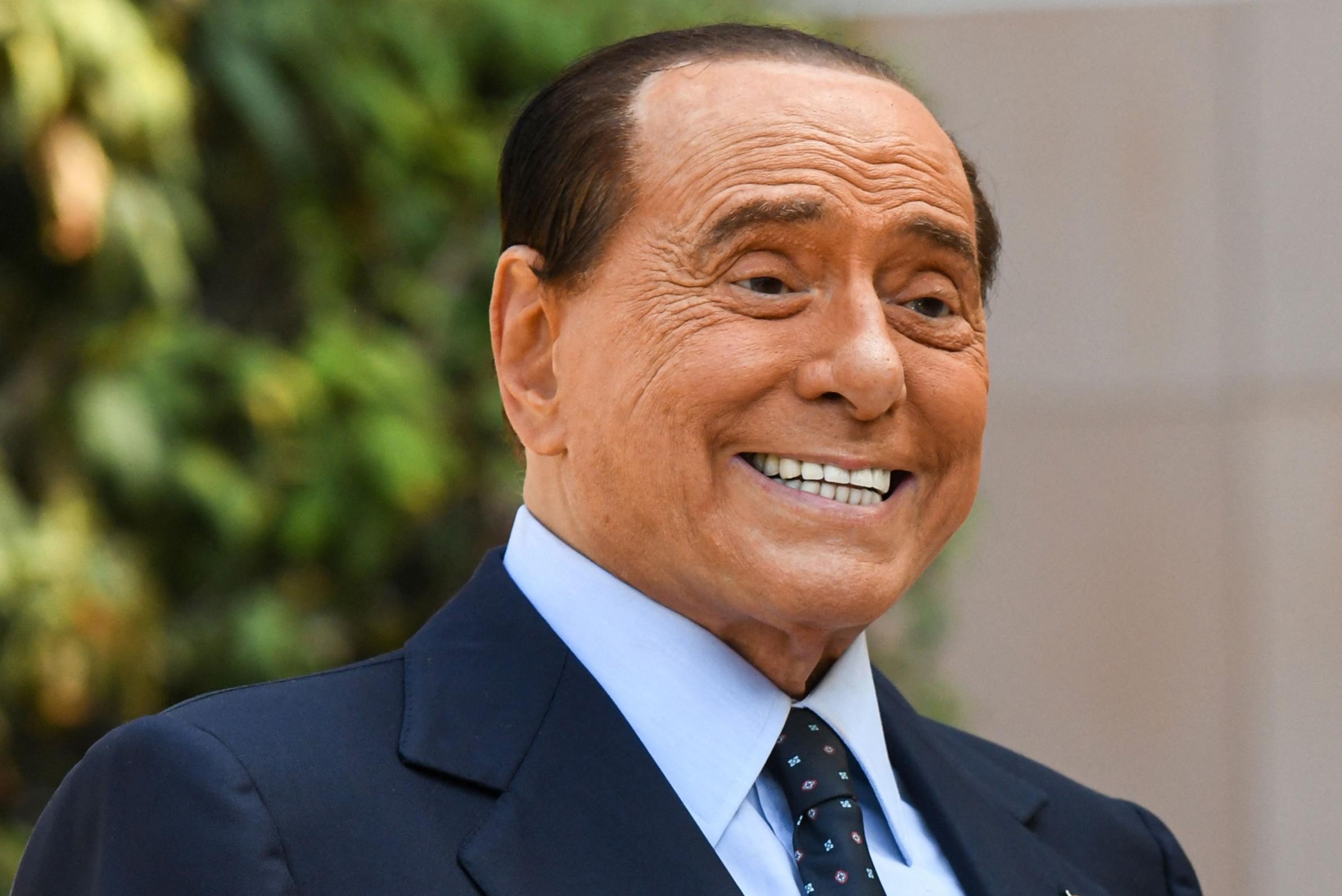 85-летний Берлускони дает согласие своей подруге, которой еще не исполнилось 53 лет, и сам устраивает кое-какие развлечения.