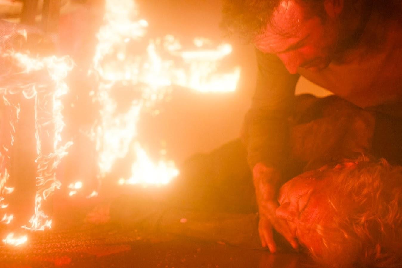 Море пламени заканчивается драмой в «Семье»: два выносливых персонажа, которые не выживают в огне