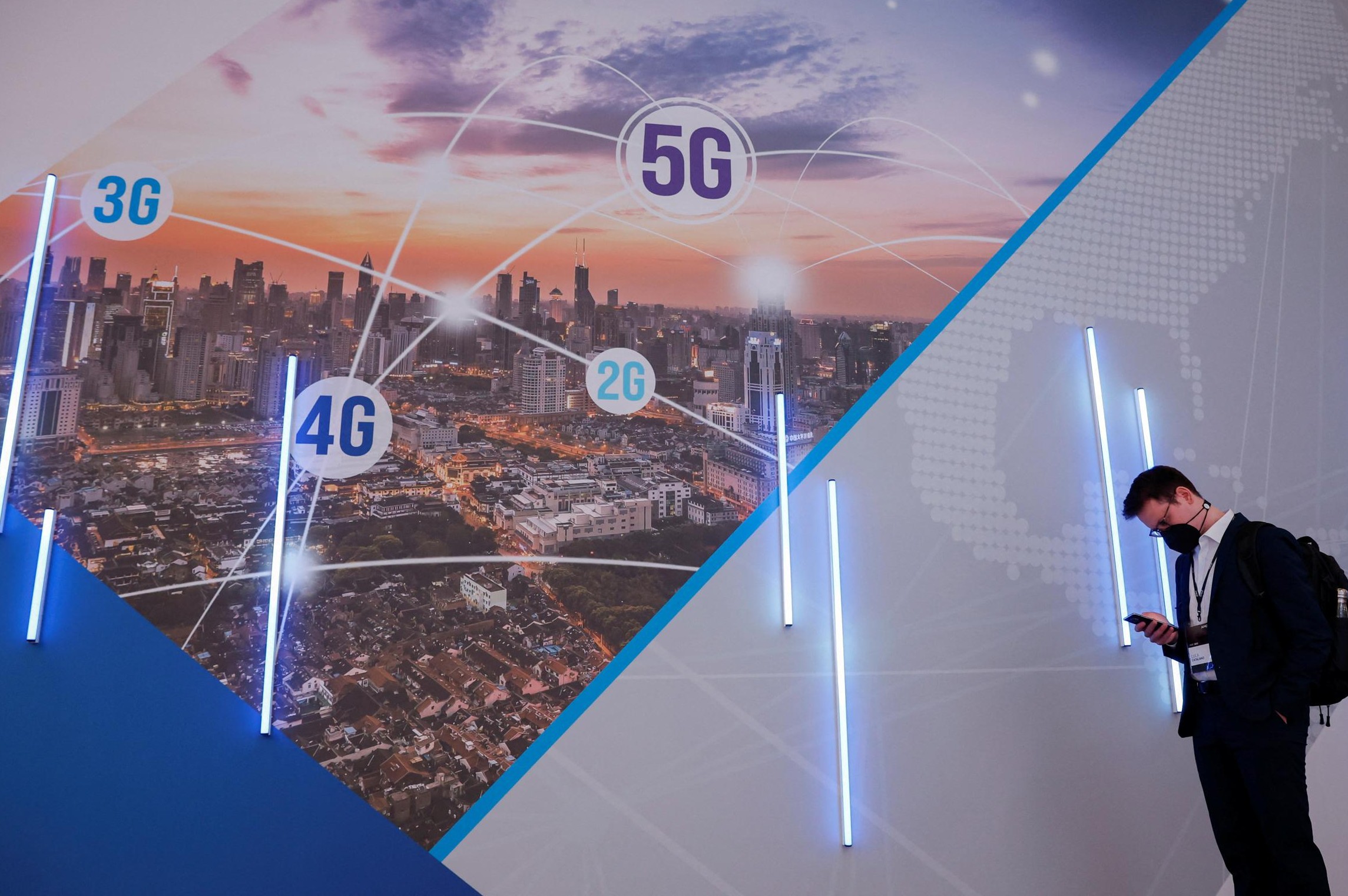 Not four, but five candidates for 5G auction in our country: will there be an extra player on the market?  And what does that mean for the prices?