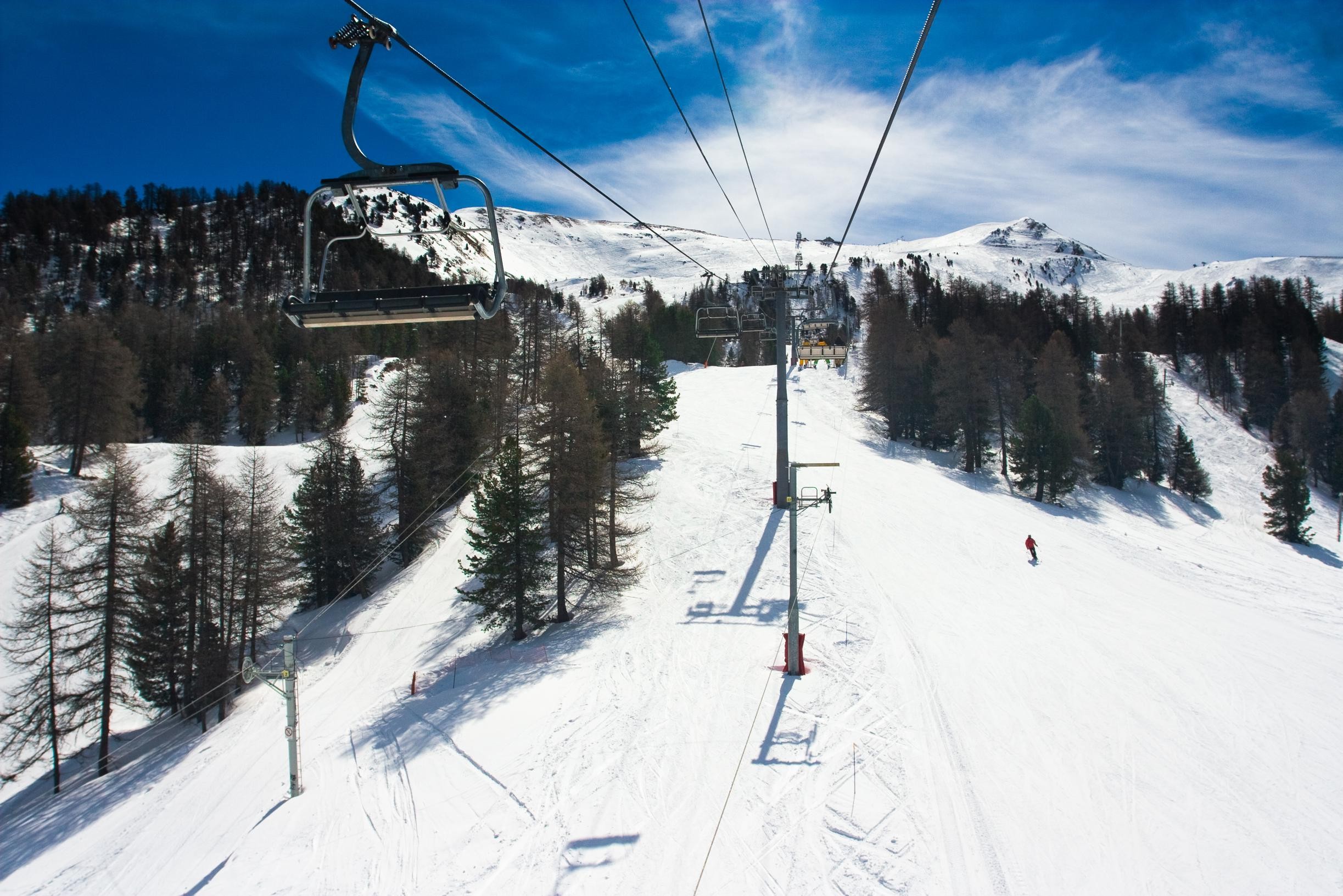 Trembling and vomiting: Dutch students hospitalized after après – ski in France