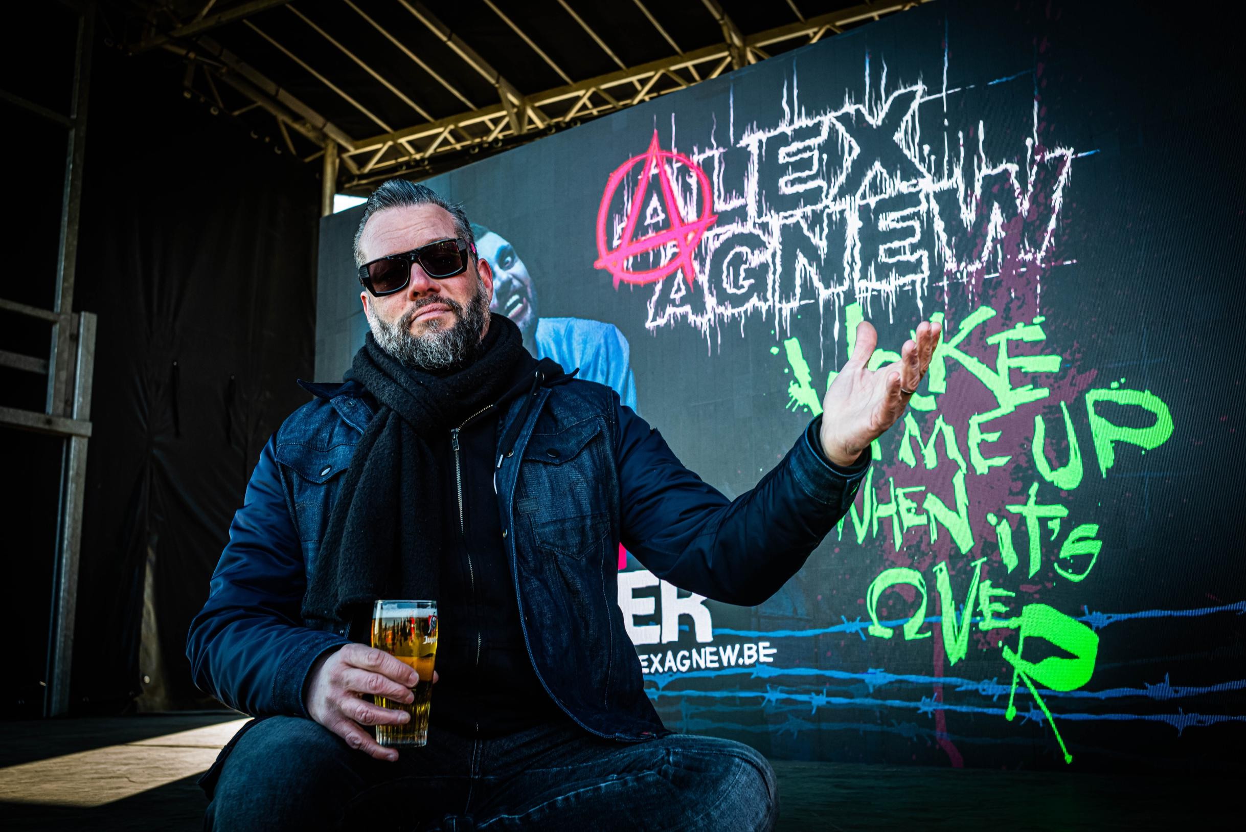 His ambition was great, the meadow was even bigger: Alex Agnew is left with a hangover after canceled Werchter show