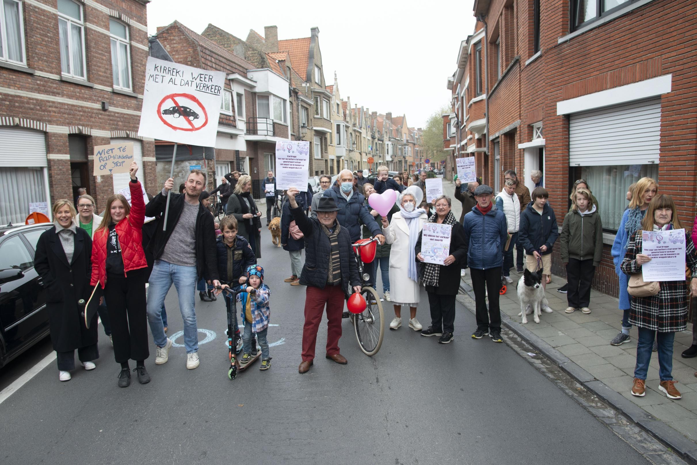 Bewoners Houden Protestmars Tegen Drukke Verkeer (Brugge) | Het Nieuwsblad