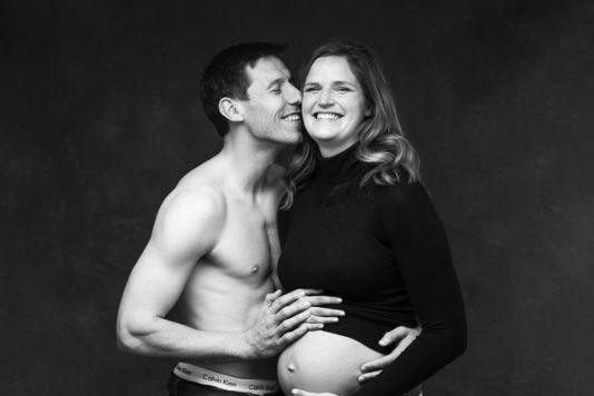 Zwangere Jana Raman en Sam Van Rossom stralen in Valencia: “Alles verloopt prima”